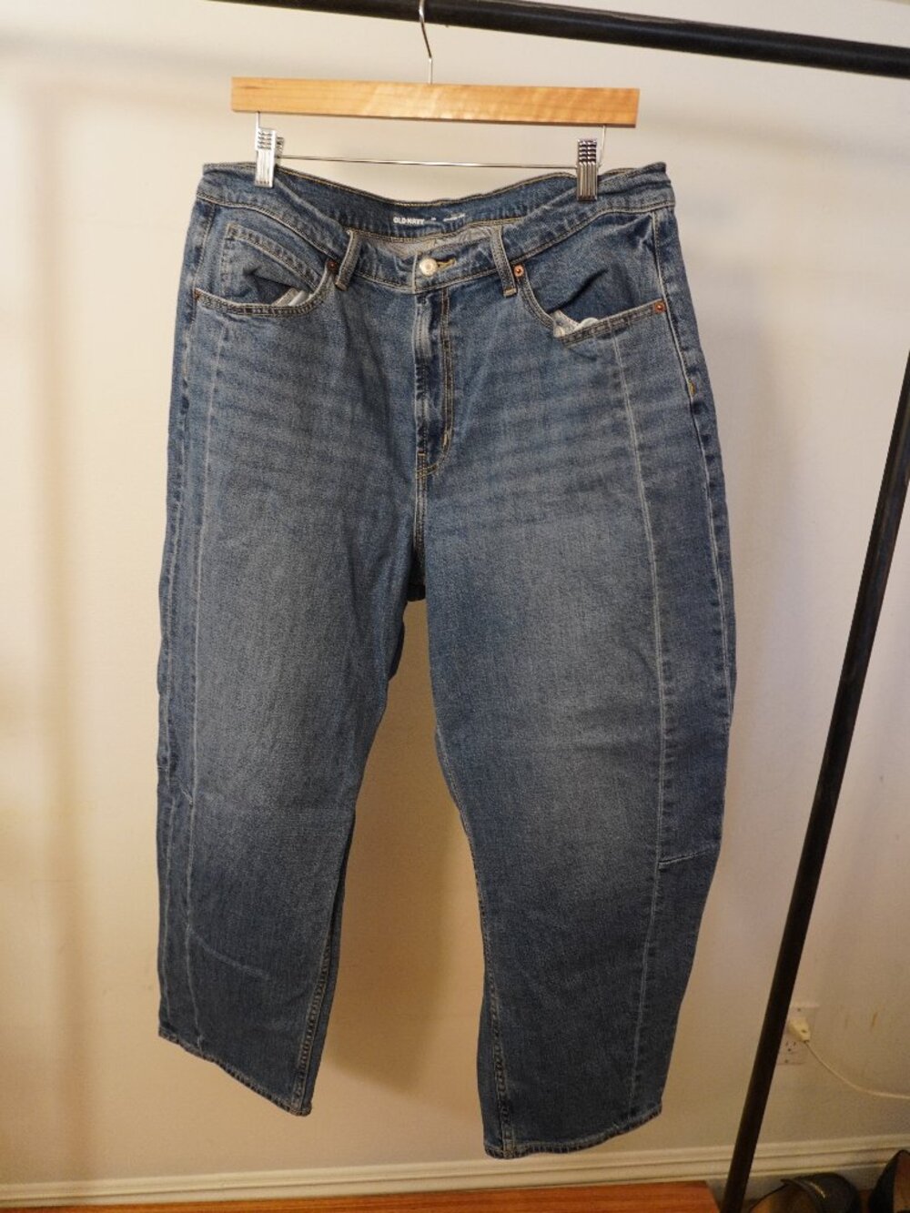 Old Navy High-Rise Barrel Leg Jeans – Size 16 – Medium Wash